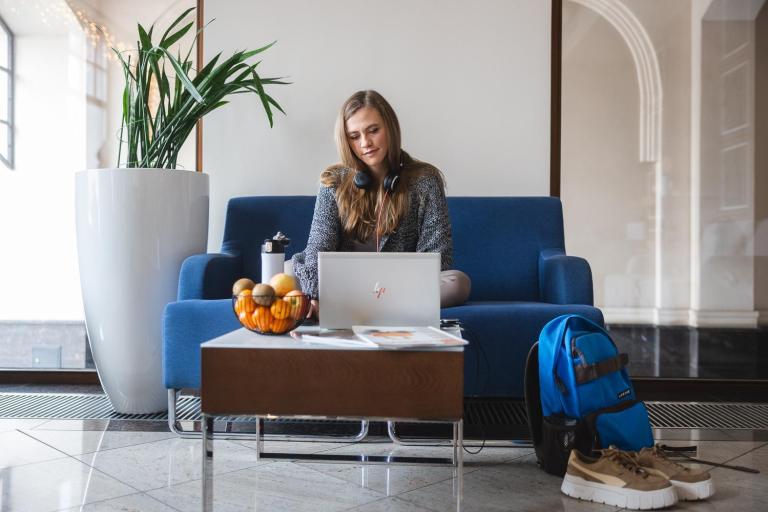 Centrum Nowoczesnych Technologii Nauczania | Uniwersytet WSB Merito w Toruniu: Studentka ucząca się zdalnie