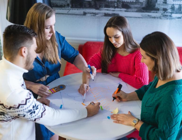 Stypendia i zniżki | Uniwersytet WSB Merito w Toruniu: Grupa studentów pracujących nad projektem