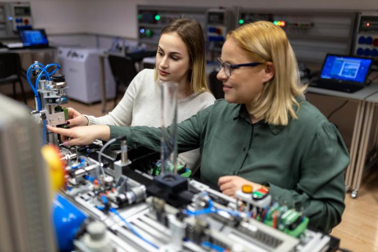 Strona główna | Uniwersytet WSB Merito w Toruniu: Studentki w laboratorium 