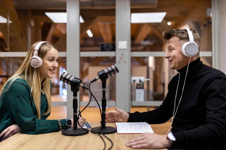 Centrum Nowoczesnych Technologii Nauczania | Uniwersytet WSB Merito w Toruniu: Kobieta i mężczyzna mówiący do mikrofonów