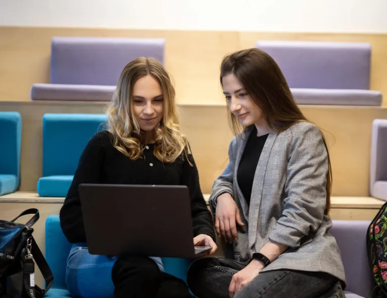Zarządzanie zasobami ludzkimi | Studia I stopnia w Toruniu | Uniwersytet WSB Merito w Toruniu: Główna grafika: Centrum Nowoczesnych Technologii Nauczania - Toruń - Dwie dziewczyny pracujące na laptopie