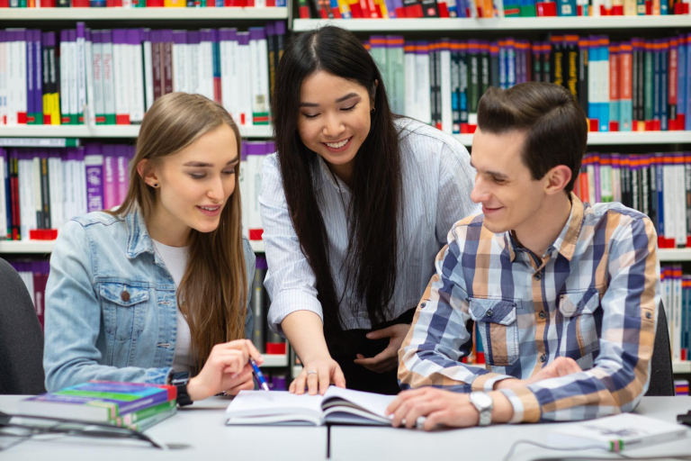 Kierunki z obszaru zdrowie - mniejsza inwestycja, ten sam zwrot! | Uniwersytet WSB Merito w Toruniu: Główna Grafika: studia II stopnia z podyplomowymi - grupa studentów