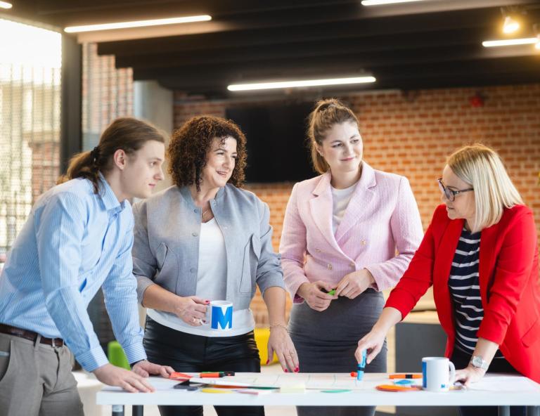 Dział Studiów Podyplomowych | Uniwersytet WSB Merito w Toruniu: Główna grafika: studia podyplomowe - Toruń - Uniwersytet WSB Merito w Toruniu - uczestnicy studiów podyplomowych podczas wspólnej pracy nad projektem