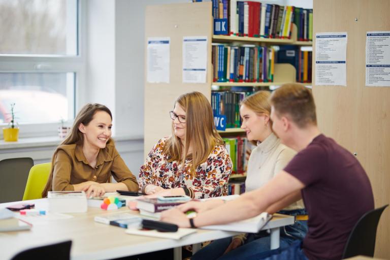 Negocjacje i mediacje w biznesie | Studia I stopnia w Toruniu | Uniwersytet WSB Merito w Toruniu: Główna grafika: Toruń galeria prac - Grupa studentów pracująca przy biurku