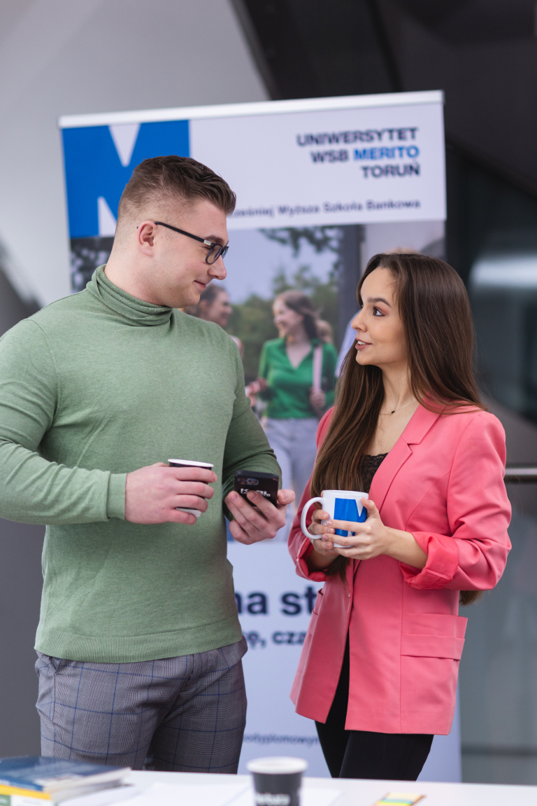 Psychologia w zarządzaniu | Studia II stopnia ze studiami podyplomowymi  | Uniwersytet WSB Merito w Toruniu: Główna grafika: Toruń - studia I stopnia - studenci podczas rozmowy