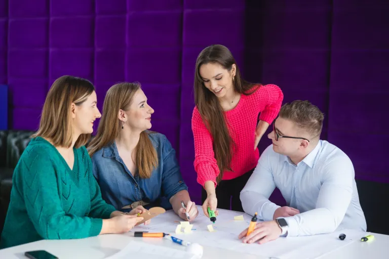 Pedagogika resocjalizacyjna | Studia II stopnia w Toruniu | Uniwersytet WSB Merito w Toruniu: Główna grafika: Toruń - studia I stopnia - grupa uśmiechniętych studentów przy projekcie