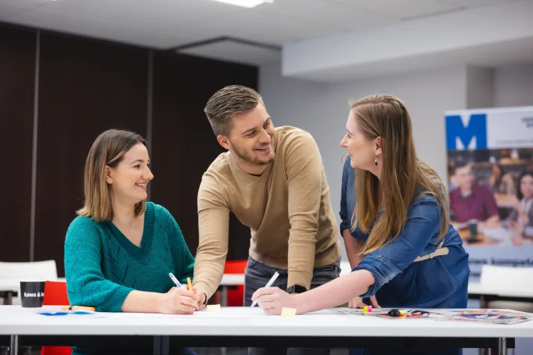 Digital Marketing | Studia II stopnia w Toruniu | Uniwersytet WSB Merito w Toruniu: Główna grafika: Toruń - studia I stopnia - grupa uśmiechniętych studentów sali zajęciowej