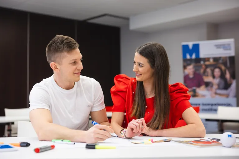 Marketing i sprzedaż | Studia II stopnia ze studiami podyplomowymi w Toruniu | Uniwersytet WSB Merito w Toruniu: Główna grafika: Toruń - studia I stopnia - dwoje studentów patrzących na siebie
