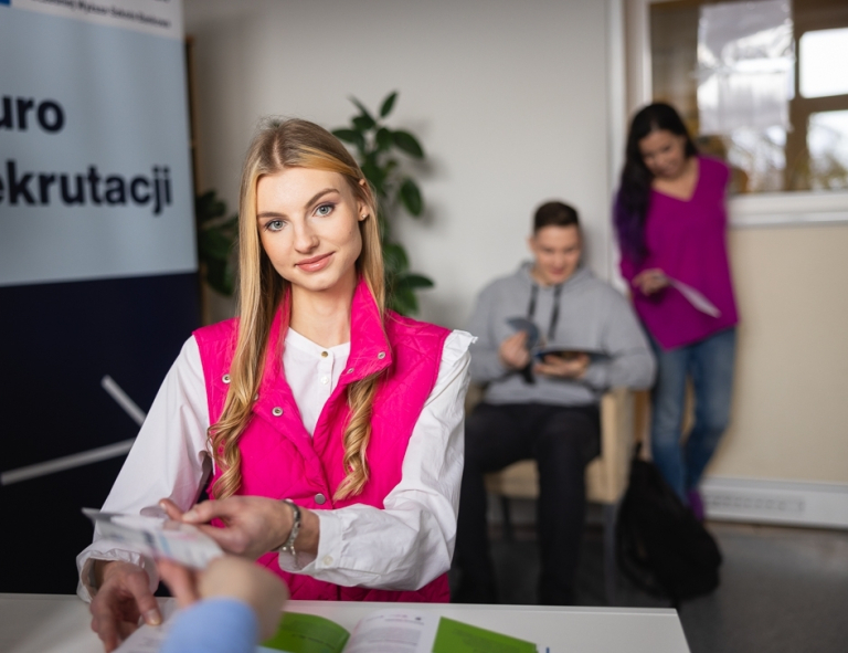 Zarządzanie kryzysowe i ochrona ludności | Studia I stopnia w Toruniu | Uniwersytet WSB Merito w Toruniu: Główna grafika: Toruń - studia I stopnia - grupa studentów w biurze rekrutacji