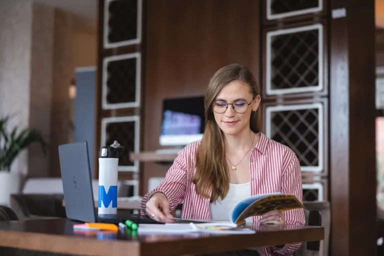 Copywriting sprzedażowy z AI | Studia podyplomowe w Toruniu | Uniwersytet WSB Merito w Toruniu: Główna grafika: Toruń - studia podyplomowe - Uczestniczka studiów podyplomowych podczas zajęć