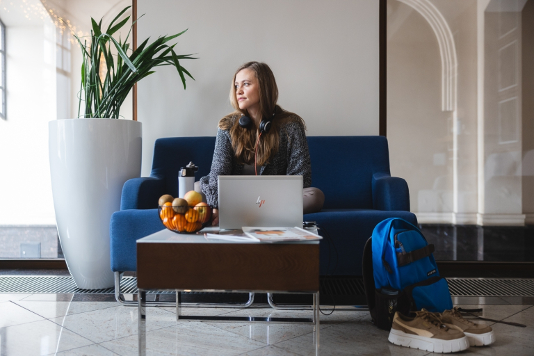 Wycena nieruchomości | Studia podyplomowe w Toruniu | Uniwersytet WSB Merito w Toruniu: Główna grafika: Toruń - studia podyplomowe - Uczestniczka studiów podyplomowych podczas zajęć