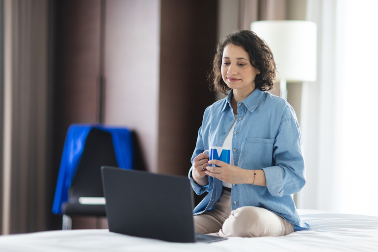 AI – uniwersalne kompetencje jutra | Studia podyplomowe w Toruniu | Uniwersytet WSB Merito w Toruniu: Główna grafika: Toruń - studia podyplomowe - Uczestniczka studiów podyplomowych podczas zajęć