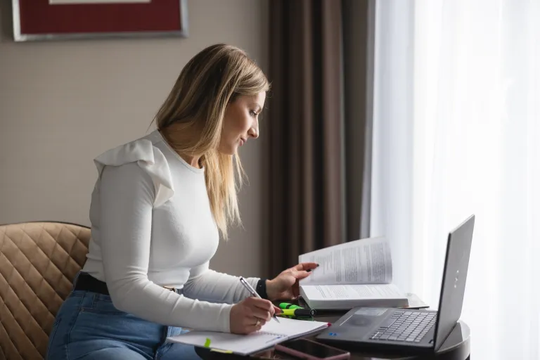 Akademia Startup Management | Studia podyplomowe w Toruniu | Uniwersytet WSB Merito w Toruniu: Główna grafika: Toruń - studia podyplomowe - Uczestniczka studiów podyplomowych podczas zajęć