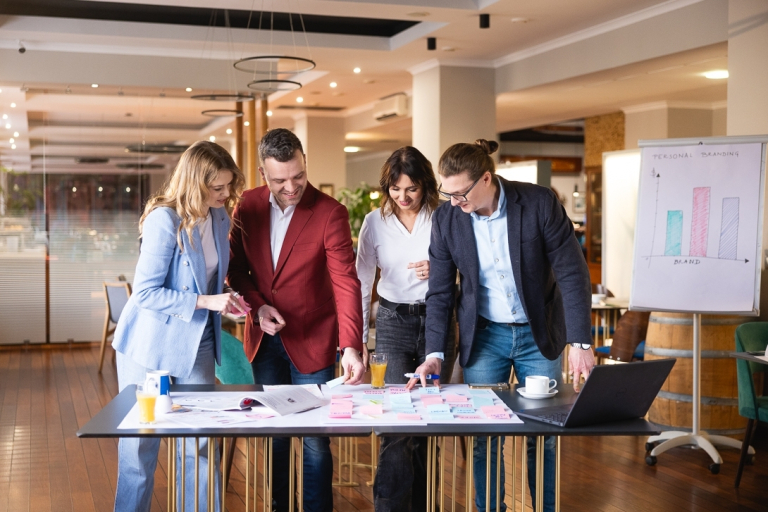 Menedżer sprzedaży, studia podyplomowe: Główna grafika: Toruń - studia podyplomowe - Uczestnicy studiów podyplomowych podczas zajęć