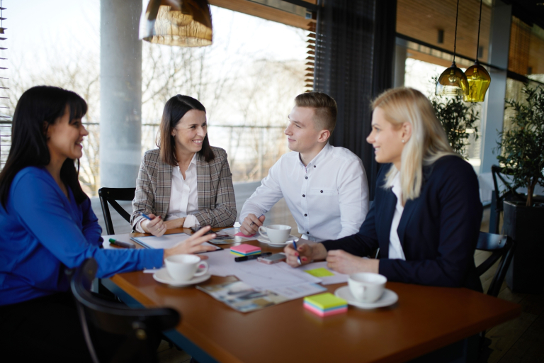 Trening menedżerski, studia podyplomowe: Główna grafika: Toruń - studia podyplomowe - Uczestnicy studiów podyplomowych podczas zajęć