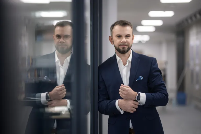 Psychologia reklamy i komunikacji | Studia podyplomowe w Toruniu | Uniwersytet WSB Merito w Toruniu: Główna grafika: Toruń - studia podyplomowe - Uczestnik studiów podyplomowych pozujący do zdjęcia