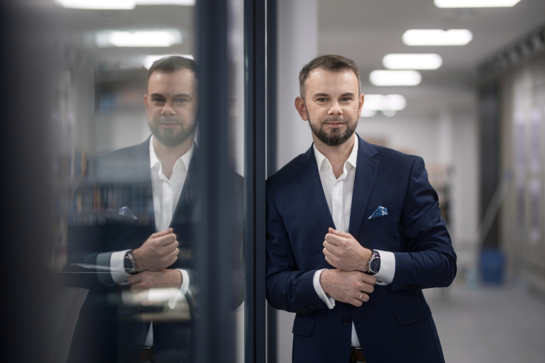 SAP Finance & Controlling Masterclass | Studia podyplomowe w Toruniu | Uniwersytet WSB Merito w Toruniu: Główna grafika: Toruń - studia podyplomowe - Uczestnik studiów podyplomowych pozujący do zdjęcia