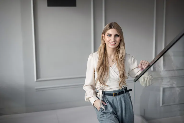 Zarządzanie projektami | Studia podyplomowe w Toruniu | Uniwersytet WSB Merito w Toruniu: Główna grafika: Toruń - studia podyplomowe - Uczestniczka studiów podyplomowych podczas zajęć