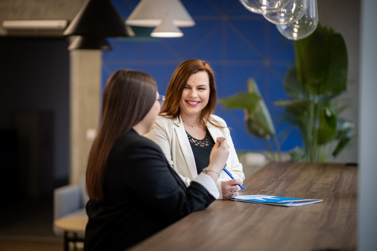 Podatki w praktyce, studia podyplomowe: Główna grafika: Toruń - studia podyplomowe - Uczestnicy studiów podyplomowych podczas zajęć