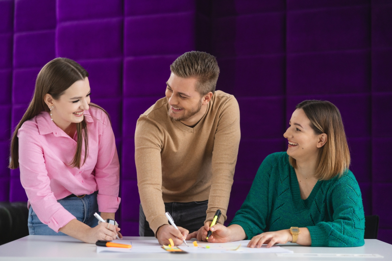 Nasze wartości | Uniwersytet WSB Merito w Toruniu: Grafika główna: poznaj uniwersytet - grupa 3 studentów przygotowuje się do zajęć w strefie studenta