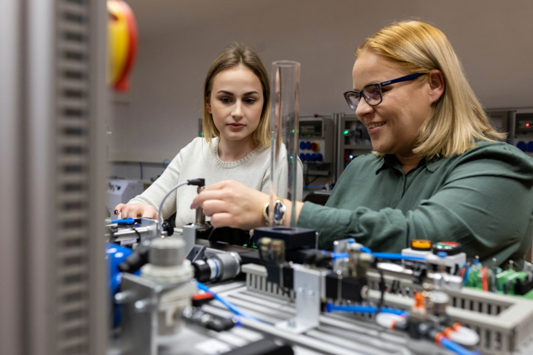 Nasze wartości | Uniwersytet WSB Merito w Toruniu: Wykładowczyni i studentka pracują w laboratorium inżynierii