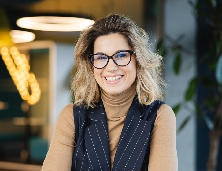 Marketing kultury | Studia podyplomowe w Toruniu | Uniwersytet WSB Merito w Toruniu: Kobieta uśmiechająca się