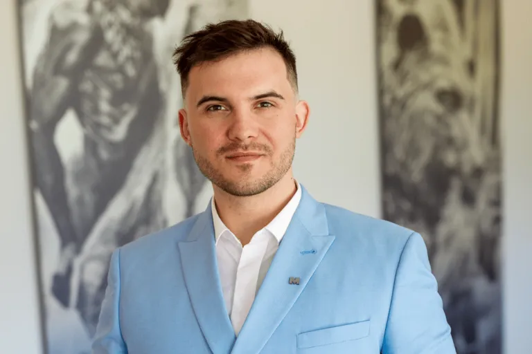 Samotność w czasie Świąt. Jak zadbać o siebie i relacje? [PODCAST] | Aktualności | Uniwersytet WSB Merito w Toruniu: dr Piotr Sieńko