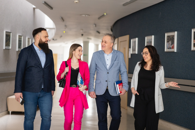 Zdrowy pracownik, zdrowa firma | Uniwersytet WSB Merito w Toruniu: studenci na holu uczelni