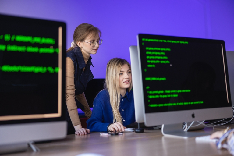 Informatyka w biznesie - studia inżynierskie | Studia I stopnia w Toruniu | Uniwersytet WSB Merito w Toruniu: Studentka na zajęciach