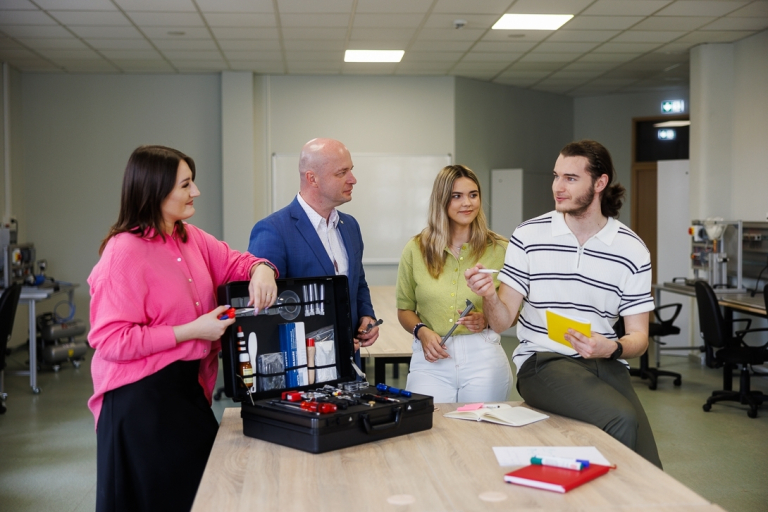 Służby mundurowe w systemie   bezpieczeństwa państwa | Studia I stopnia w Toruniu | Uniwersytet WSB Merito w Toruniu: Główna grafika: Łódź - studia I stopnia - studenci na zajęciach