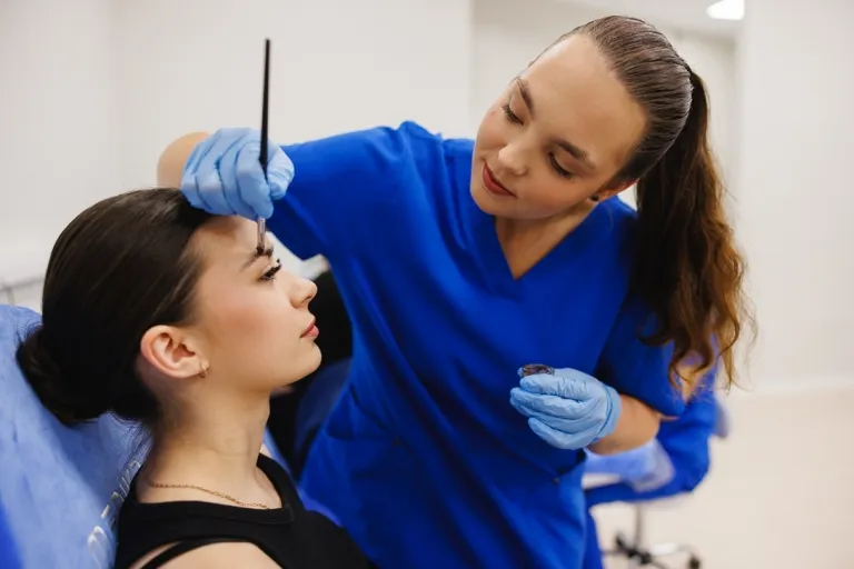 Mikropigmentacja - aspekty kliniczne, onkologiczne i prawne | Studia podyplomowe w Toruniu | Uniwersytet WSB Merito w Toruniu: Studentka kosmetologii