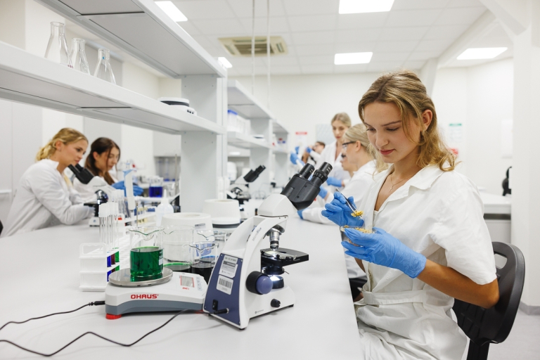 Kosmetologia | Studia I stopnia w Toruniu | Uniwersytet WSB Merito w Toruniu: Studentka kosmetologii