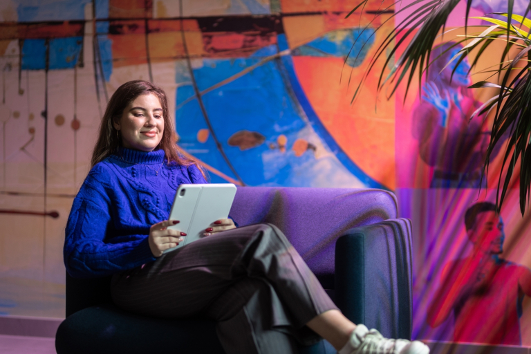 Grafika komputerowa w reklamie | Studia I stopnia w Toruniu | Uniwersytet WSB Merito w Toruniu: Studentka z tabletem