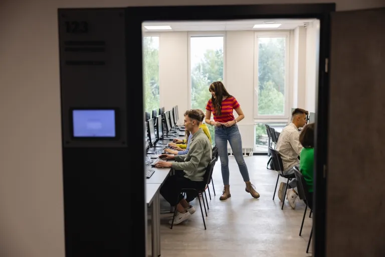 Analityk danych | Studia I stopnia w Toruniu | Uniwersytet WSB Merito w Toruniu: Studenci na zajęciach