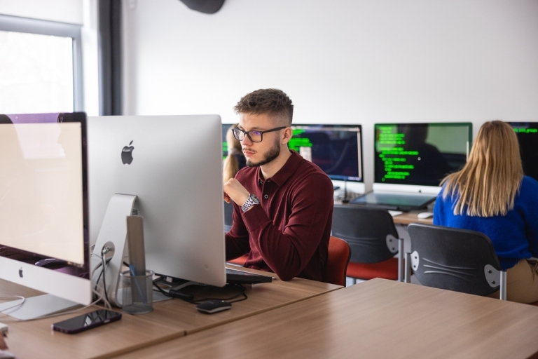 Prawo nowoczesnych technologii i   cyberbezpieczeństwo | Studia II stopnia w Toruniu | Uniwersytet WSB Merito w Toruniu: Główna grafika: Toruń - studenci przy zajęciach komputerowych