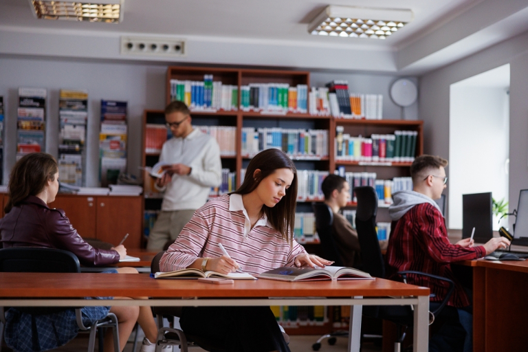Zarządzanie | Studia II stopnia w Toruniu | Uniwersytet WSB Merito w Toruniu: studentka w bibliotece