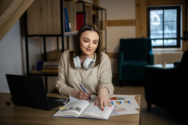 Bezpieczeństwo wewnętrzne | Studia I stopnia w Toruniu | Uniwersytet WSB Merito w Toruniu: Główna grafika: Bydgoszcz - studia LIC - dziewczyna przy laptopie