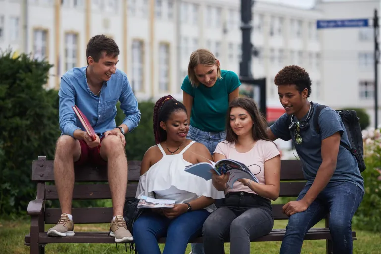Bezpieczeństwo wewnętrzne | Studia I stopnia w Toruniu | Uniwersytet WSB Merito w Toruniu: Grupa studentów spędzająca czas na ławce