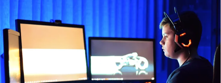 Turniej w Counter Strike’a na naszym uniwersytecie! | Aktualności | Uniwersytet WSB Merito w Toruniu: dziecko gra na komupterze