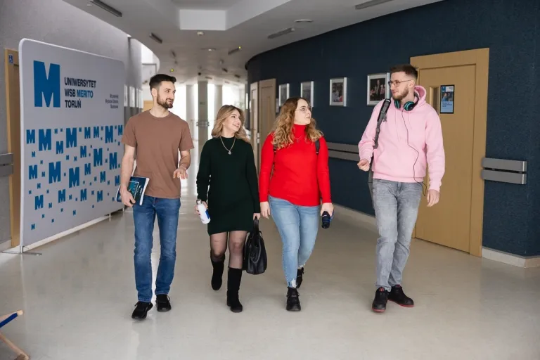 Inżynier automatyzacji i robotyzacji | Uniwersytet WSB Merito w Toruniu: Główna grafika: Toruń - studia I stopnia - grupa uśmiechniętych studentów w korytarzu