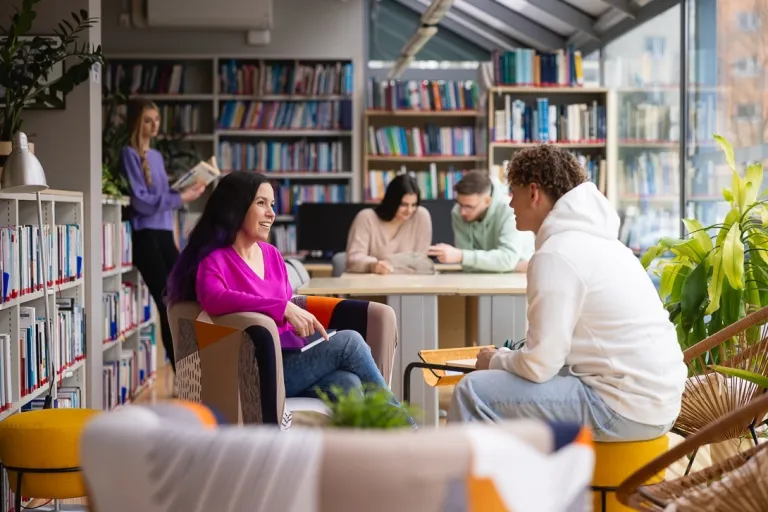 Informatyka w biznesie - studia inżynierskie | Studia I stopnia w Toruniu | Uniwersytet WSB Merito w Toruniu: Główna grafika: Toruń - studia I stopnia - grupa uśmiechniętych studentów w bibliotece