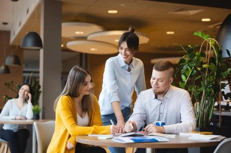 Projektowanie komunikacji i doświadczeń marki | Uniwersytet WSB Merito w Toruniu: Główna grafika: Toruń - studia I stopnia - grupa studentów podczas zajęć