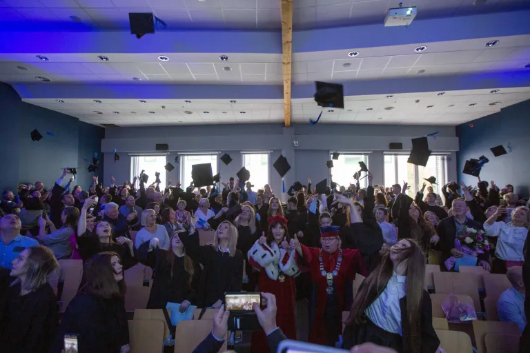 Uroczyste wręczenie dyplomów – 18 października 2025 - galeria | Aktualności | Uniwersytet WSB Merito w Toruniu: Uroczyste wręczanie dyplomów 