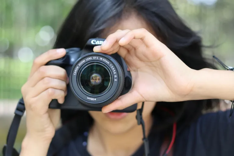 Weź udział w bezpłatnej sesji zdjęciowej i zostań twarzą naszego Uniwersytetu | 26-27.01.2026 | Aktualności | Uniwersytet WSB Merito w Toruniu: kobieta z aparatem robiąca zdjęcie