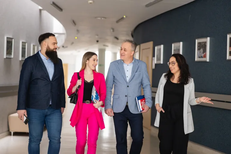 Uniwersytet WSB Merito w Toruniu partnerem Konferencji o Zdrowiu Psychicznym Dzieci i Młodzieży | Aktualności | Uniwersytet WSB Merito w Toruniu: studenci na holu uczelni