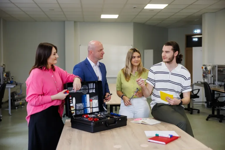 Projektowanie komunikacji produktowej | Studia I stopnia w Toruniu | Uniwersytet WSB Merito w Toruniu: Główna grafika: Łódź - studia I stopnia - studenci na zajęciach