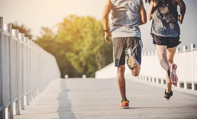 Uniwersytet WSB Merito w Toruniu partnerem Płużnickiej Piątki | Aktualności | Uniwersytet WSB Merito w Toruniu: dwójka biegaczy