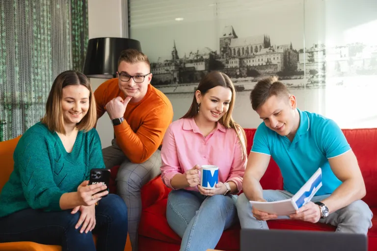 Nowość w ofercie – wybierz zarządzanie na studiach II stopnia | Aktualności | Uniwersytet WSB Merito w Toruniu: czwórka studentów omawiających projekt