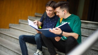 Університет ВСБ Меріто в Хожуві | Університети ВСБ Меріто: studenci na schodach