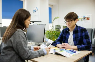 Університет ВСБ Меріто в Ополі | Університети ВСБ Меріто: students talking